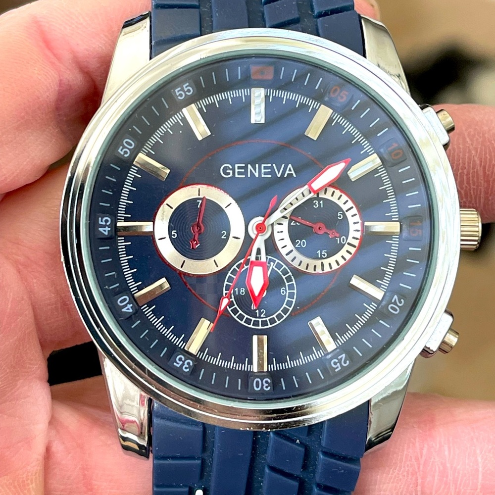 - Geneva watch without box. Needs repair / battery.